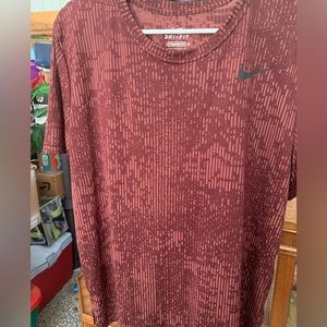 NWT Men’s Nike Dri-Fit breathable short sleeve tee